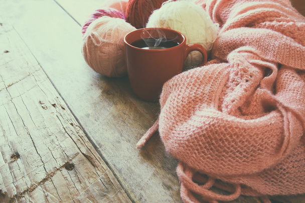 knitted scarf with to cup of coffee - Foto, Bild