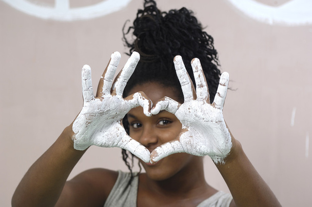 fiatal lány, festés, és a szennyeződés, afrikai lány - Fotó, kép