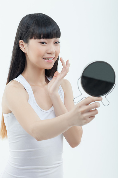Beautiful slim Chinese girl is doing make-up - Photo, Image