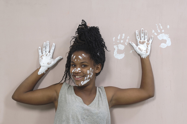 молодая девушка рисует и загрязняет, африканская девушка
 - Фото, изображение