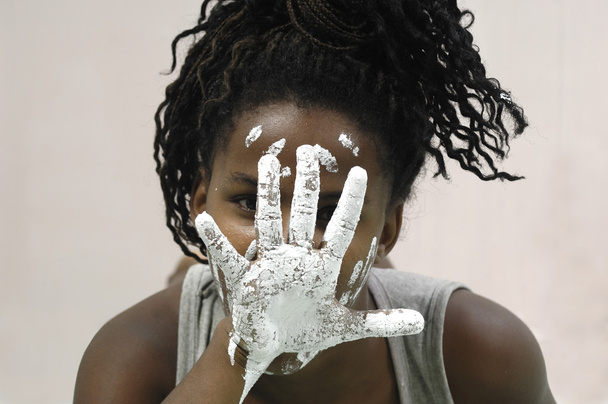 молодая девушка рисует и загрязняет, африканская девушка
 - Фото, изображение
