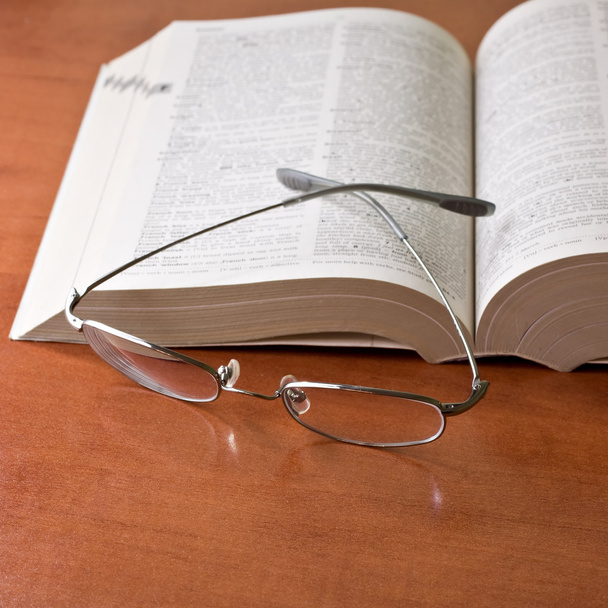 Primer plano del libro abierto y las gafas
 - Foto, Imagen