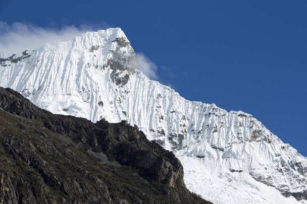Snow covered mountain peak and blue sky, Cordillera Blanca, Peru - Фото, изображение