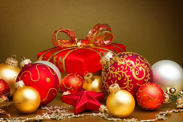 Geschenkbox und Weihnachtskugeln - Foto, Bild