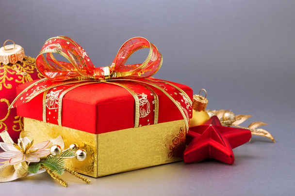 Geschenkbox und Weihnachtskugeln - Foto, Bild