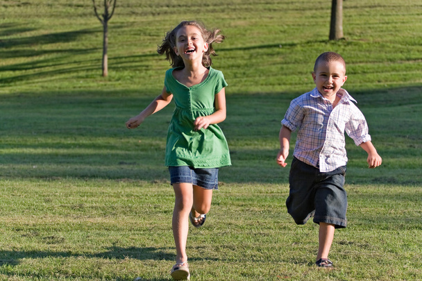 Kaksi lasta juoksemassa
 - Valokuva, kuva