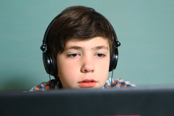 niño con auriculares escuchar música popular
 - Foto, imagen