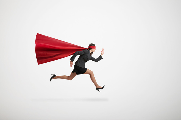 empresária vestindo como super-herói correndo muito rápido
 - Foto, Imagem
