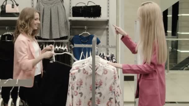 zwei Mädchen wählen ein Kleid - Filmmaterial, Video