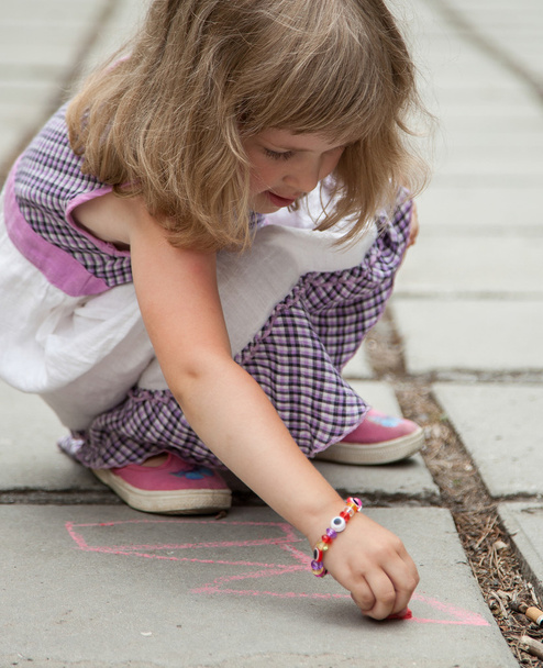 girl drawing on pavement - Φωτογραφία, εικόνα