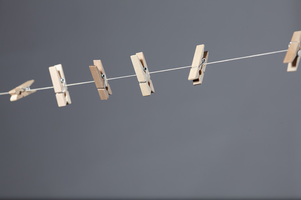 houten wasknijpers aan een touw - Foto, afbeelding