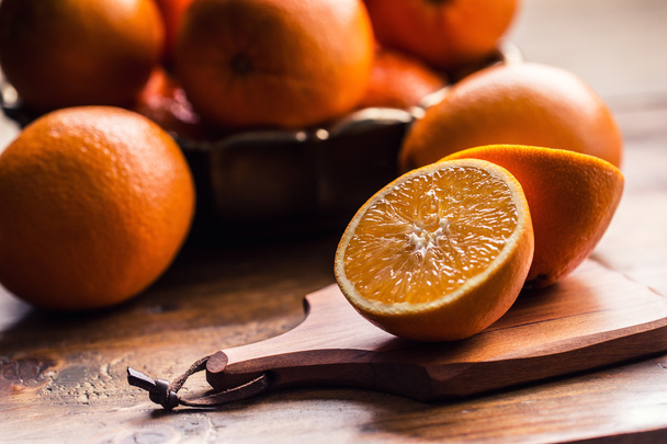 Fresh oranges. Cut oranges. Pressed orange manual method. Oranges and sliced oranges with juice and squeezer - Foto, Imagen