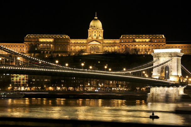Kettingbrug, Koninklijk Paleis en Donau rivier bij nacht in Boedapest, Hongarije - Foto, afbeelding