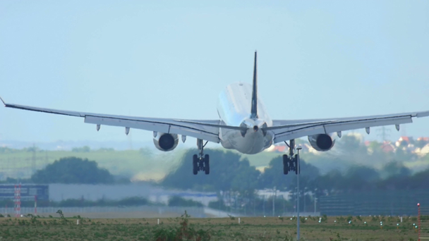 Airbus 330 lądowania - Materiał filmowy, wideo