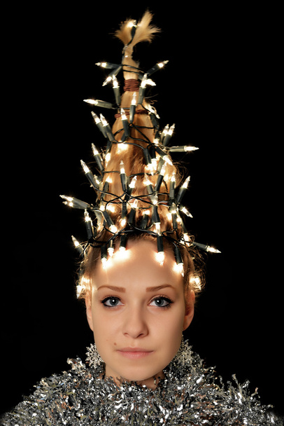 Vrouw met kerstboom lichten - Foto, afbeelding