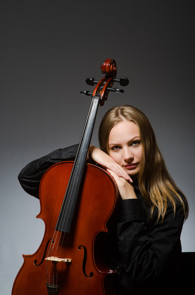 Žena hrající klasický violoncello v hudební koncept - Fotografie, Obrázek