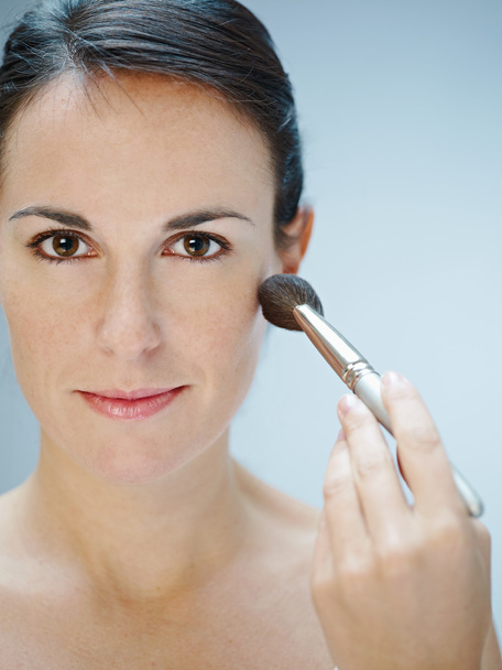 Femme appliquant maquillage avec brosse
 - Photo, image