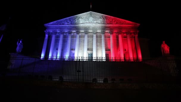 Een kijk op Franse Parlement in Parijs, Frankrijk op nacht - Video