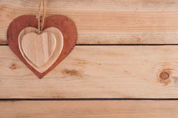 Μεταλλική καρδιά στο ξύλινο τραπέζι - Φωτογραφία, εικόνα