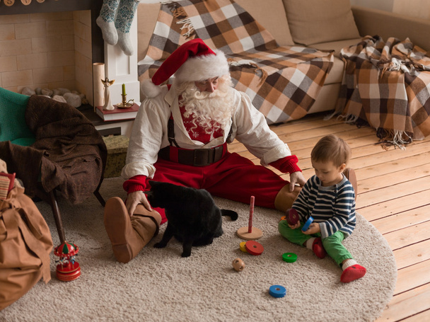 Santa Claus with Child and Cat - Φωτογραφία, εικόνα