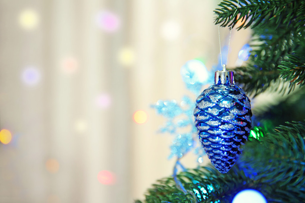 Χριστούγεννα παιχνίδι σε ένα δέντρο έλατου πάνω από θολή υπόβαθρο, κινηματογράφηση σε πρώτο πλάνο - Φωτογραφία, εικόνα