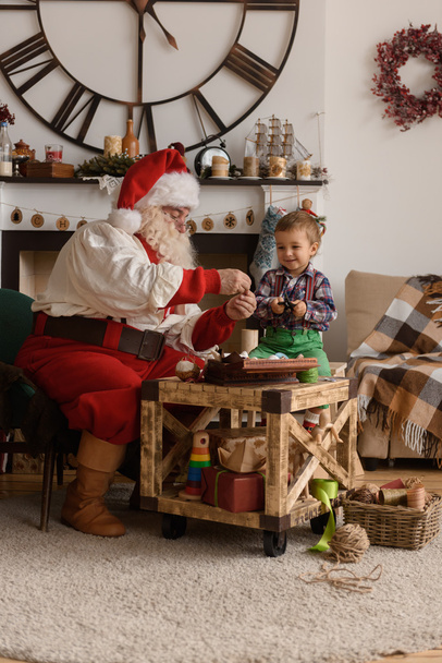 Santa Claus with Child sewing together - Fotoğraf, Görsel