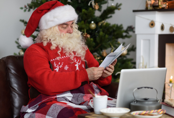 Santa Claus Reading children's letters - Foto, afbeelding