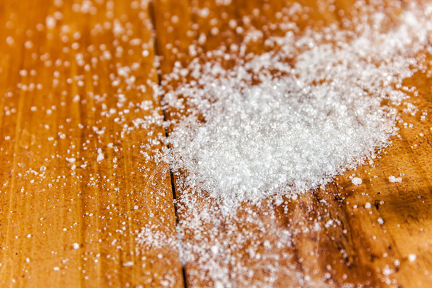 Wyciek białego cukru pudru na drewniane tła - Zdjęcie, obraz