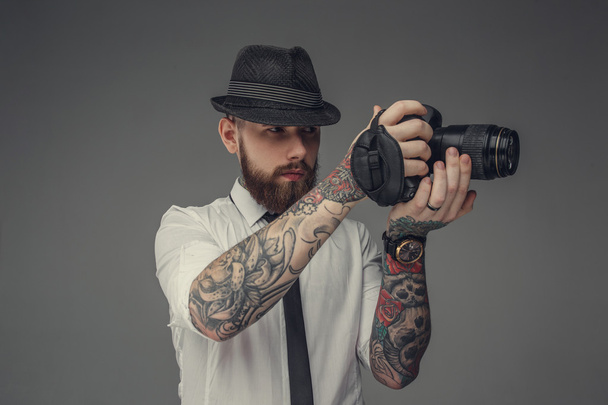 Hombre sosteniendo cámara de fotos
. - Foto, imagen