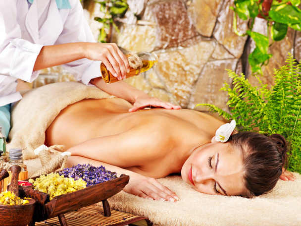Mujer recibiendo masaje en spa. - Foto, imagen