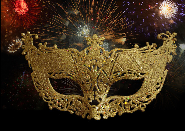 Maschera in maschera sullo sfondo di fuochi d'artificio
 - Foto, immagini