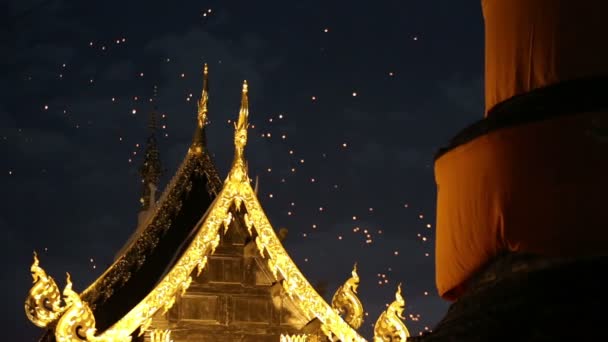 Schwimmende asiatische Laternen in der Altstadt, Chiang Mai Thailand - Filmmaterial, Video