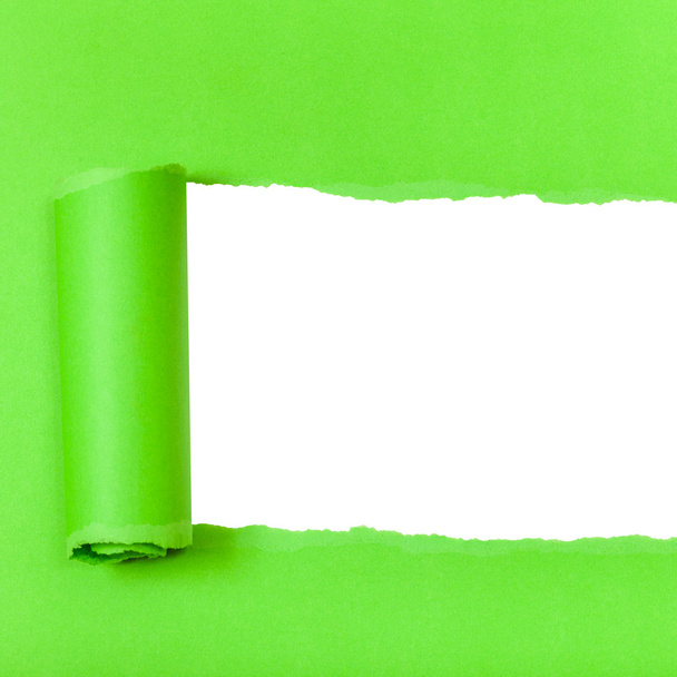 正方形の背景に緑の重ね破れた紙 - 写真・画像