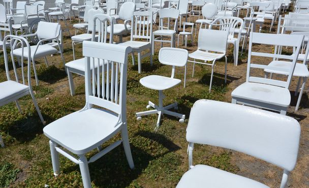 185 άδειο λευκές καρέκλες γλυπτικής στο Christchurch της Νέας Ζηλανδίας - Φωτογραφία, εικόνα