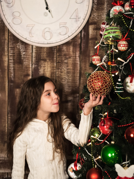 girl decorating the christmas tree - Foto, afbeelding