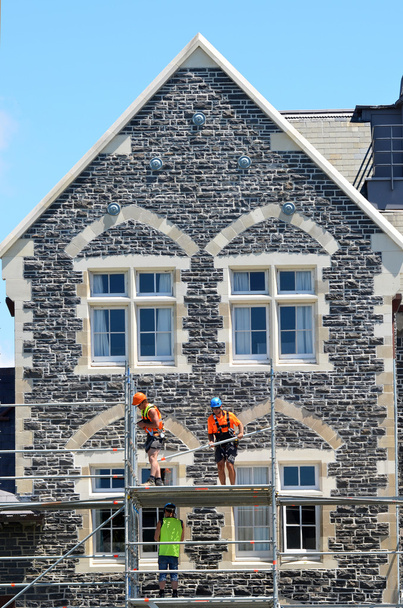 Bouwers bevestigen een beschadigde historisch pand in Christchurch nieuwe Z - Foto, afbeelding