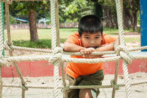 asiatico ragazzo seduta da solo a parco giochi
 - Foto, immagini