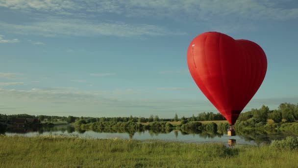 Heißluftballon fliegt über See - Filmmaterial, Video