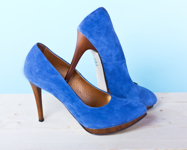 Vrouwen blauwe schoenen met hoge hakken. Suède schoenen. Winkelen. Mode. - Foto, afbeelding