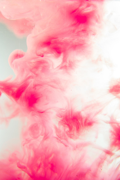 Fantasievolle Traumwolke aus Tinte im wasserweichen Fokus - Foto, Bild