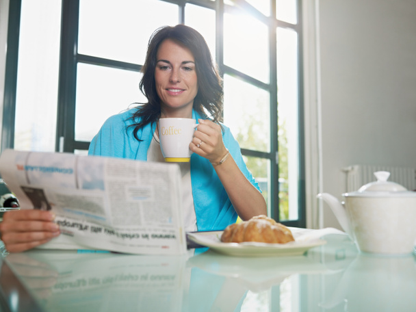 Frau frühstückt zu Hause - Foto, Bild