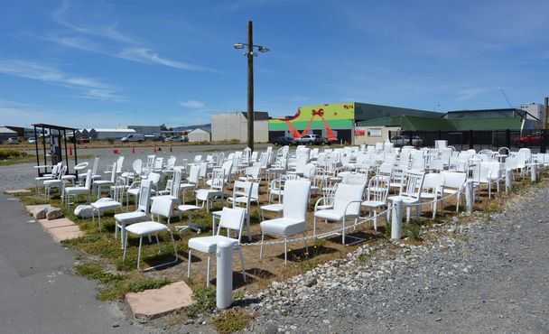 185 άδειο λευκές καρέκλες γλυπτικής στο Christchurch της Νέας Ζηλανδίας - Φωτογραφία, εικόνα