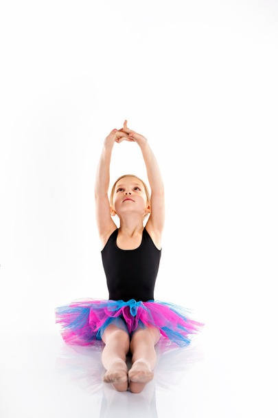 Portret van een schattig voorschoolse leeftijd meisje houdt zich bezig met het dansen - Foto, afbeelding