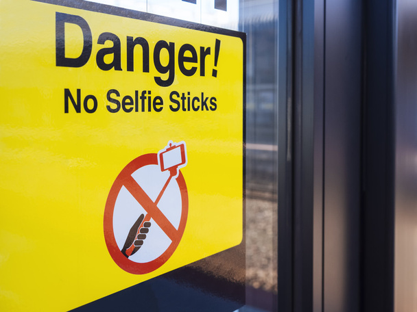 Selfie απαγορεύεται η σήμανση προειδοποίησης στην περιοχή μέσα μαζικής μεταφοράς - Φωτογραφία, εικόνα