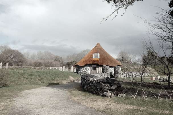 Древний деревенский коттедж
 - Фото, изображение
