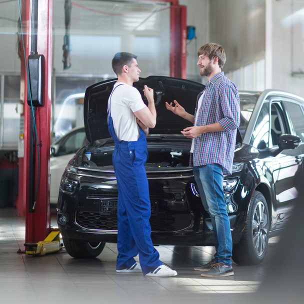 Auto mechanic talking with client - Foto, immagini