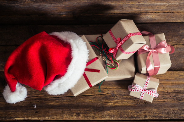 Різдвяні листівки та подарунки з капелюхами на дерев'яному фоні
 - Фото, зображення