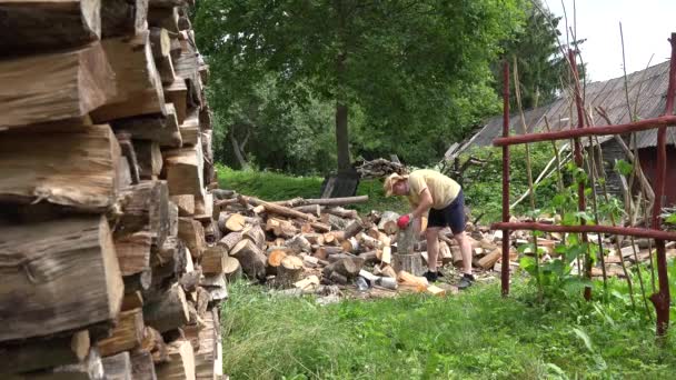 Köylü adam şortla odun Köyü evde hazırlamak. 4k - Video, Çekim