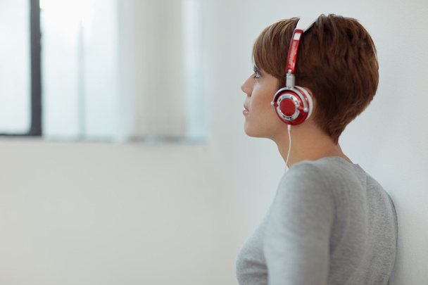 дівчина слухає музику
 - Фото, зображення