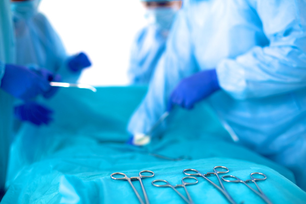 Chirurg zespołowy na sali operacyjnej - Zdjęcie, obraz